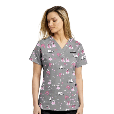 Blusa médica White Cross cuello en V estampada pug